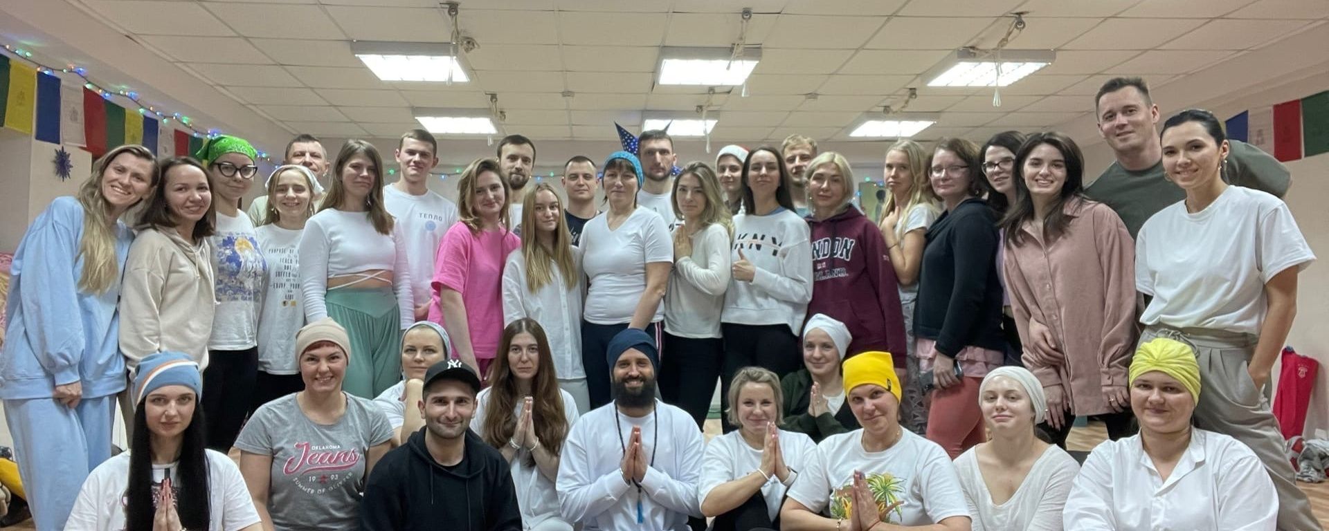 Большая группа учеников в зале во Владимире